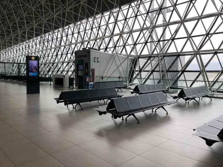 机场候机楼附近空无一人的候机区